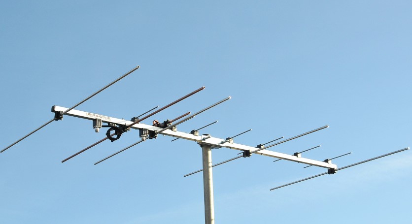 144MHz/430MHz  eine 5 / 8-Element-Yagi Marke PA144-432-13-1.5-2CB auf meinem Balkon